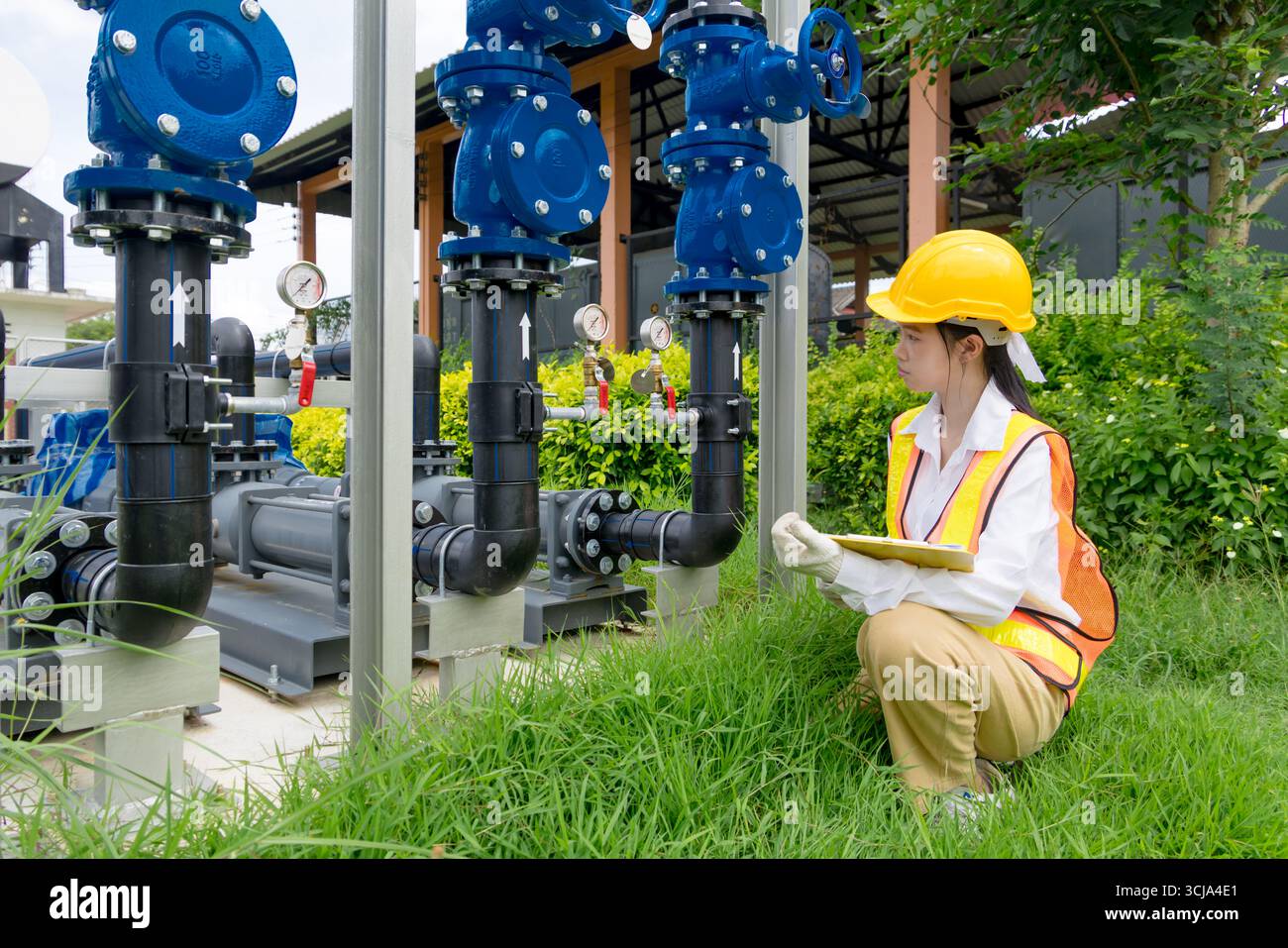 Le travail sur le terrain de technicien d'ingénieur vérifie la nouvelle installation des pompes à cavité progressive avec le système de tuyau de vanne d'eau haute pression à l'extérieur Banque D'Images