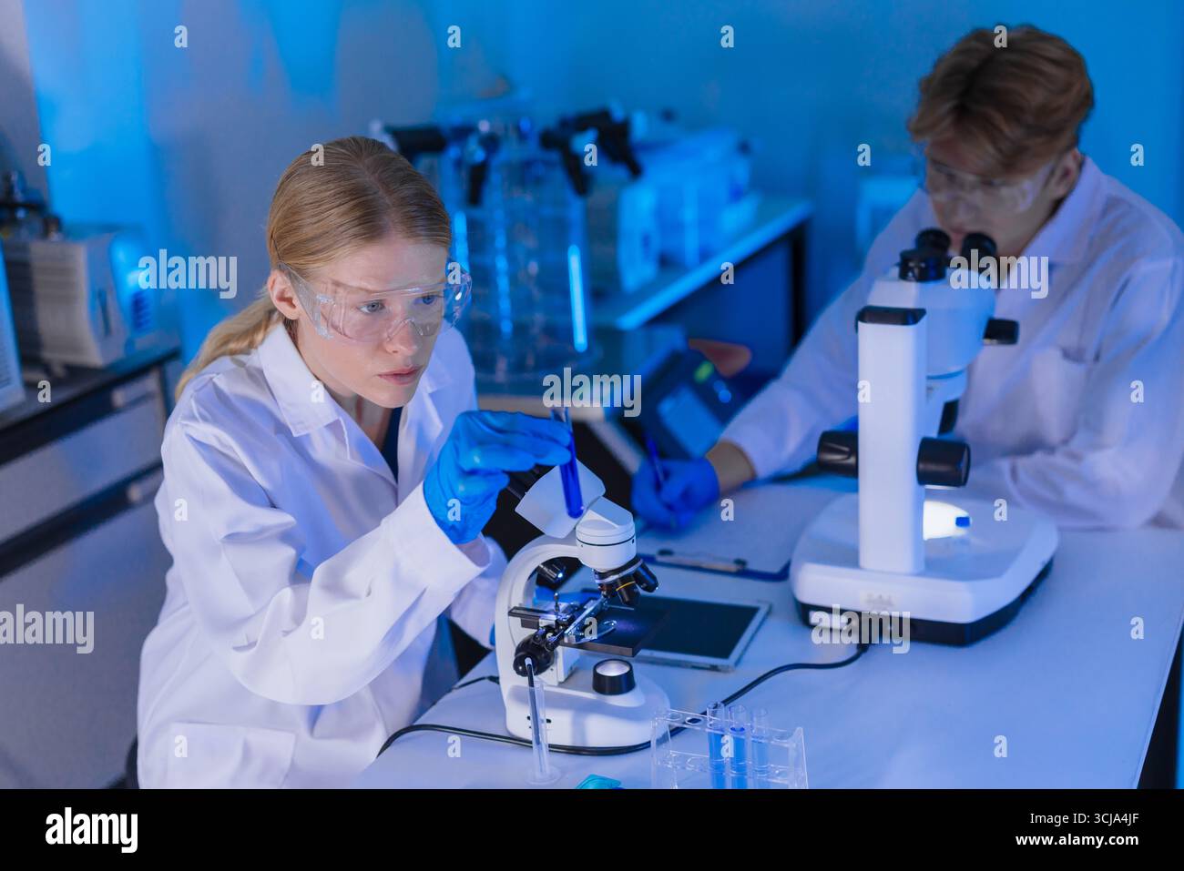 Laboratoire de recherche scientifique, médecin scientifique travaillant dans le laboratoire de science avec l'équipement scientifique et le microscope Banque D'Images