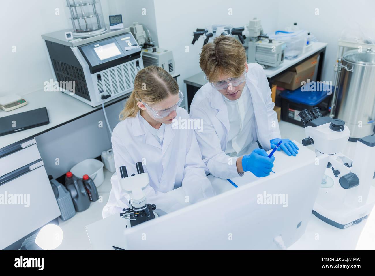 Scientifique travaillant discussion ensemble au laboratoire de science, les gens de laboratoire médical travaillant avec l'équipement de science recherchent de nouvelles médecines en laboratoire à Banque D'Images