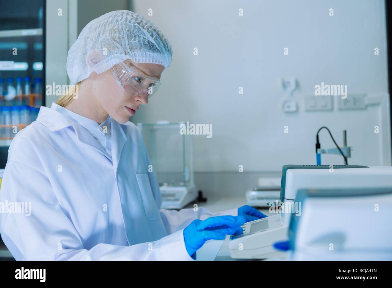 Scientifiques travaillant dans un laboratoire scientifique. Personnes de laboratoire d'essai médical, équipement de laboratoire de recherche en médecine pharmaceutique. Banque D'Images
