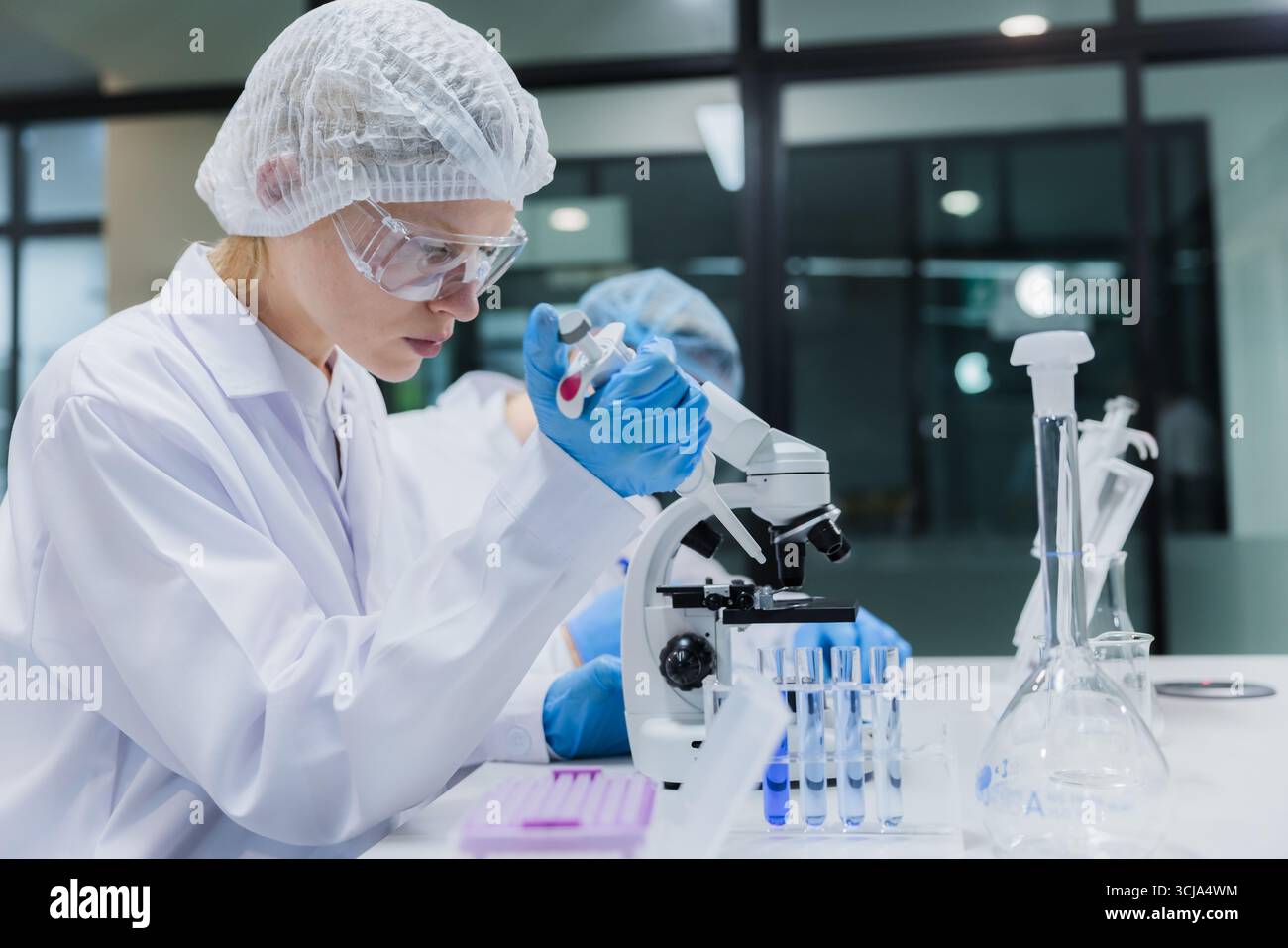 Scientifiques travaillant dans un laboratoire scientifique. Personnes de laboratoire d'essai médical, équipement de laboratoire de recherche en médecine pharmaceutique. Banque D'Images