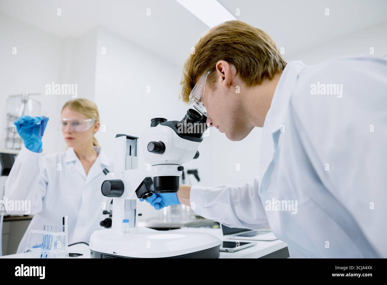 Laboratoire de recherche scientifique, médecin scientifique travaillant dans le laboratoire de science avec l'équipement scientifique et le microscope Banque D'Images