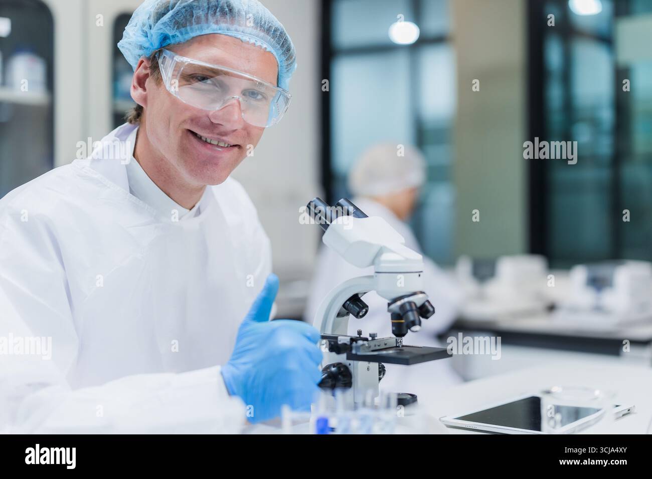 Scientifique travaillant dans un laboratoire scientifique. Personnel de laboratoire médical, laboratoire de recherche en médecine pharmaceutique. Banque D'Images