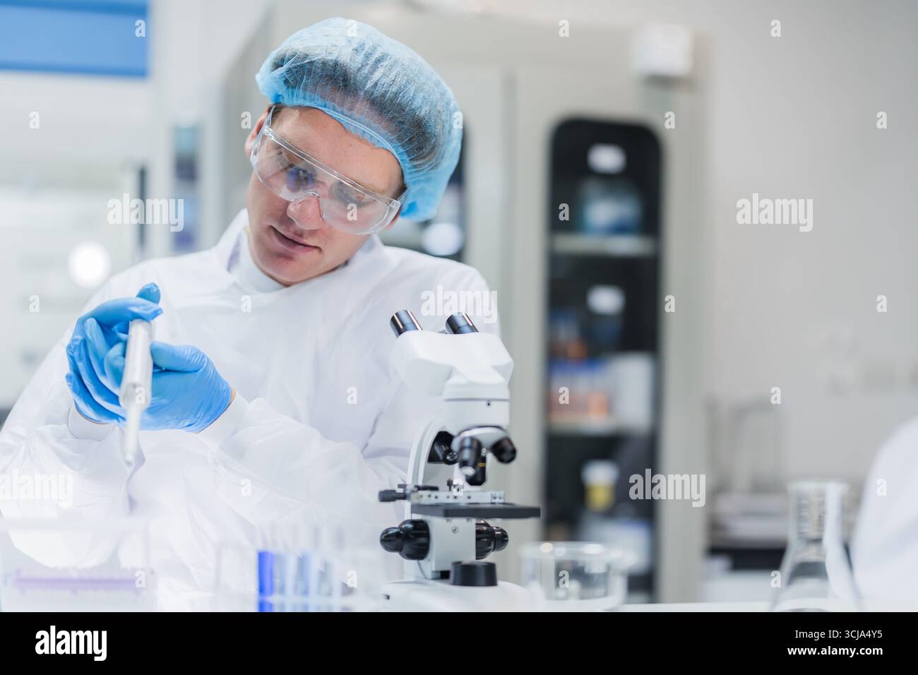 Scientifique travaillant dans un laboratoire scientifique. Personnel de laboratoire médical, laboratoire de recherche en médecine pharmaceutique. Banque D'Images