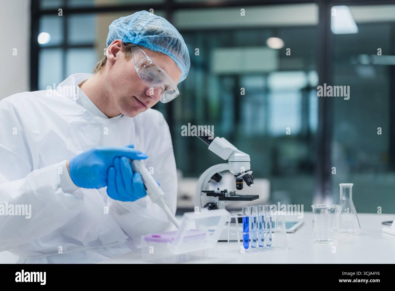Scientifiques travaillant dans un laboratoire scientifique. Personnes de laboratoire d'essai médical, équipement de laboratoire de recherche en médecine pharmaceutique. Banque D'Images