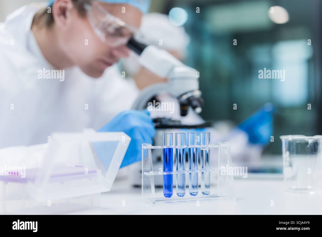 Scientifiques travaillant dans un laboratoire scientifique. Personnes de laboratoire d'essai médical, équipement de laboratoire de recherche en médecine pharmaceutique. Banque D'Images