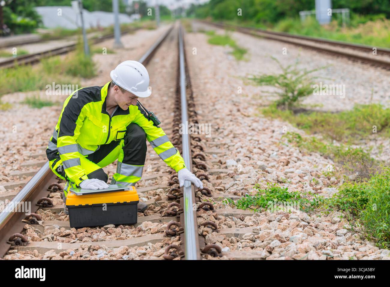 Technicien ferroviaire, ingénieur de voie ferrée travaillant à l'entretien du service de vérification de l'état de la voie ferrée pour la sécurité Banque D'Images