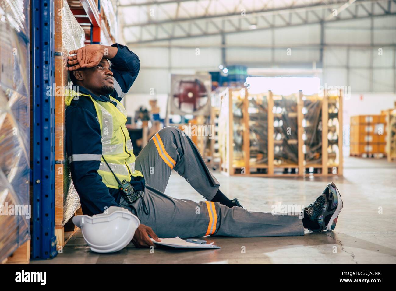 le stress des travailleurs du personnel de l'industrie, les gens malheureux, l'homme anxieux, ennuyeux dans le lieu de travail assis sur le sol expression d'inquiétude Banque D'Images