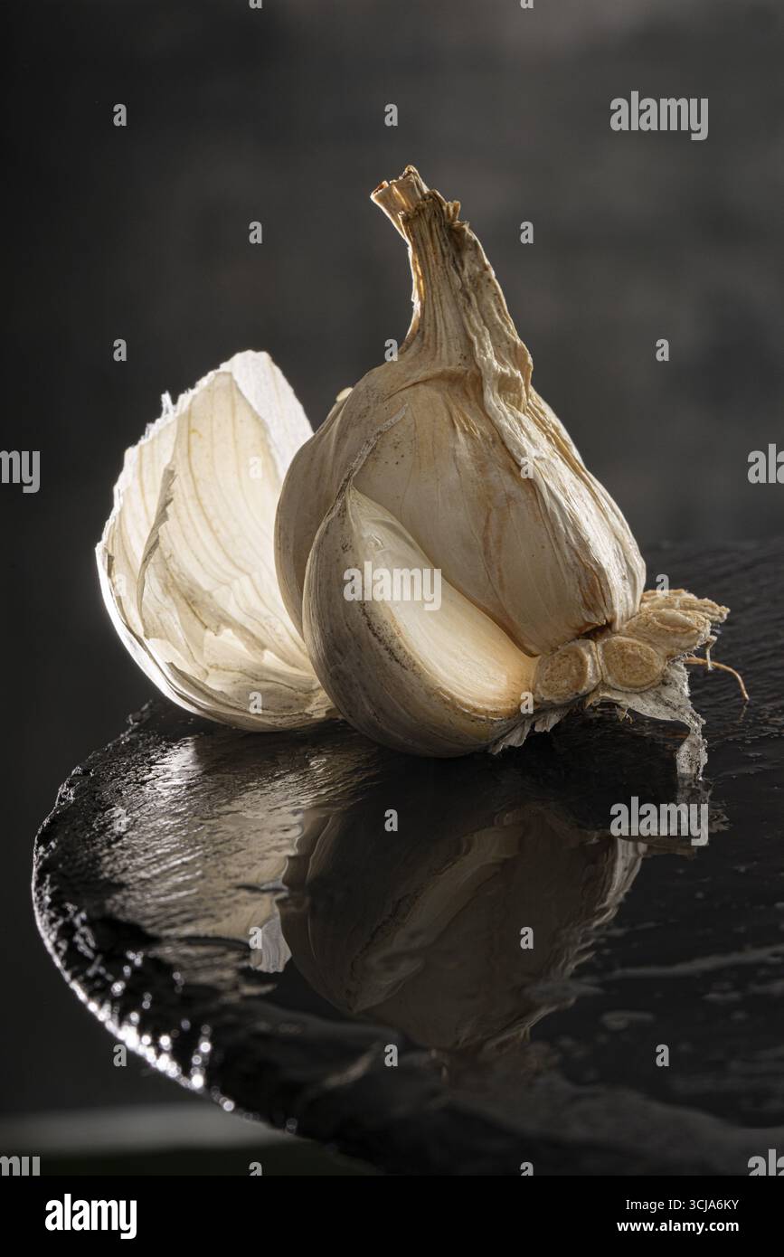 Gousses d'ail sur une assiette de pierre Banque D'Images