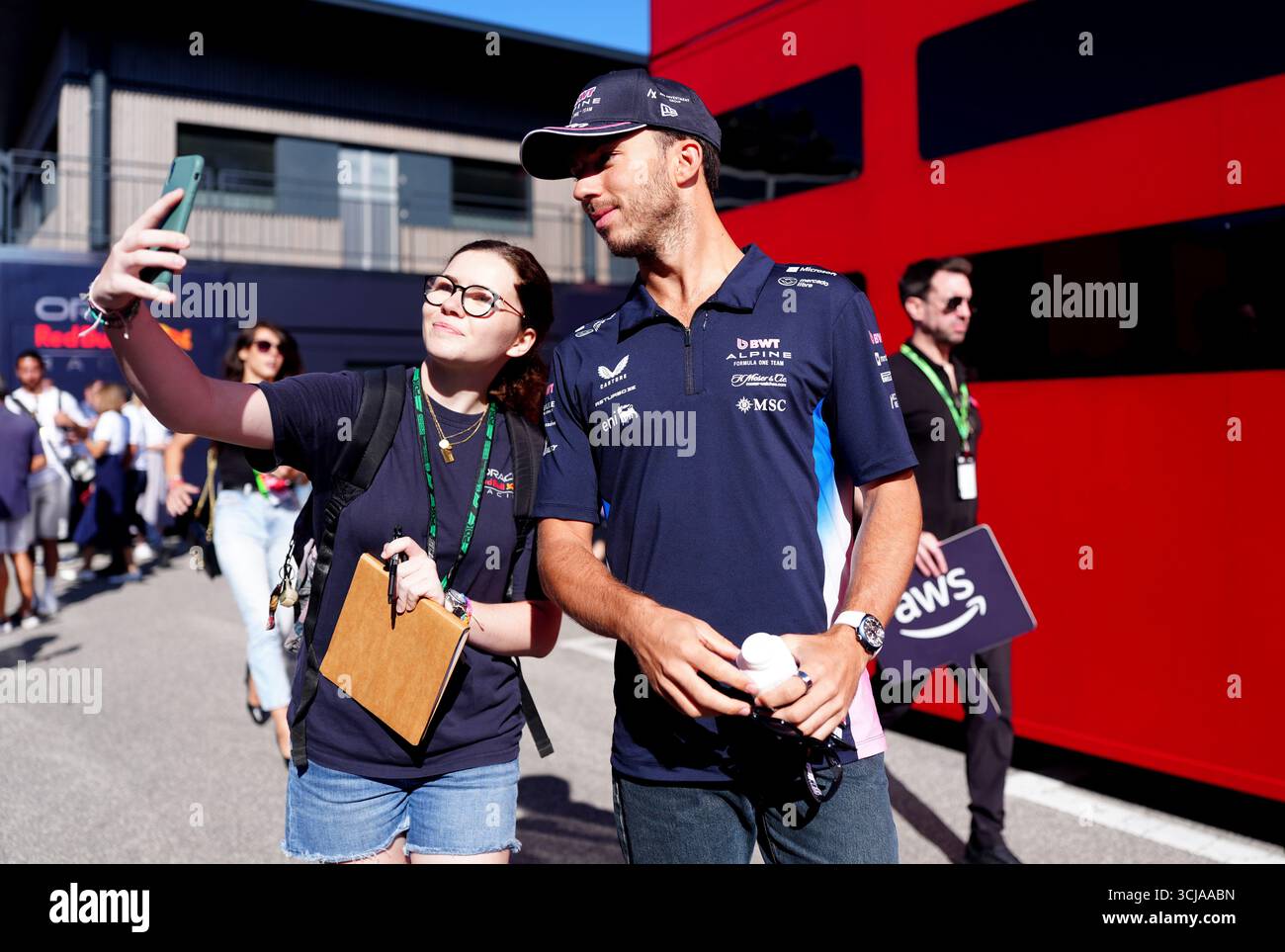 Le pilote alpin Pierre Gasly arrive sur le circuit de Monza, devant le FP3 et les qualifications. Date de la photo : samedi 6 septembre 2025. Banque D'Images
