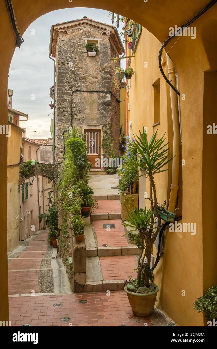 Belle rue étroite de Menton, une station balnéaire sur la Côte d'Azur, France. Banque D'Images