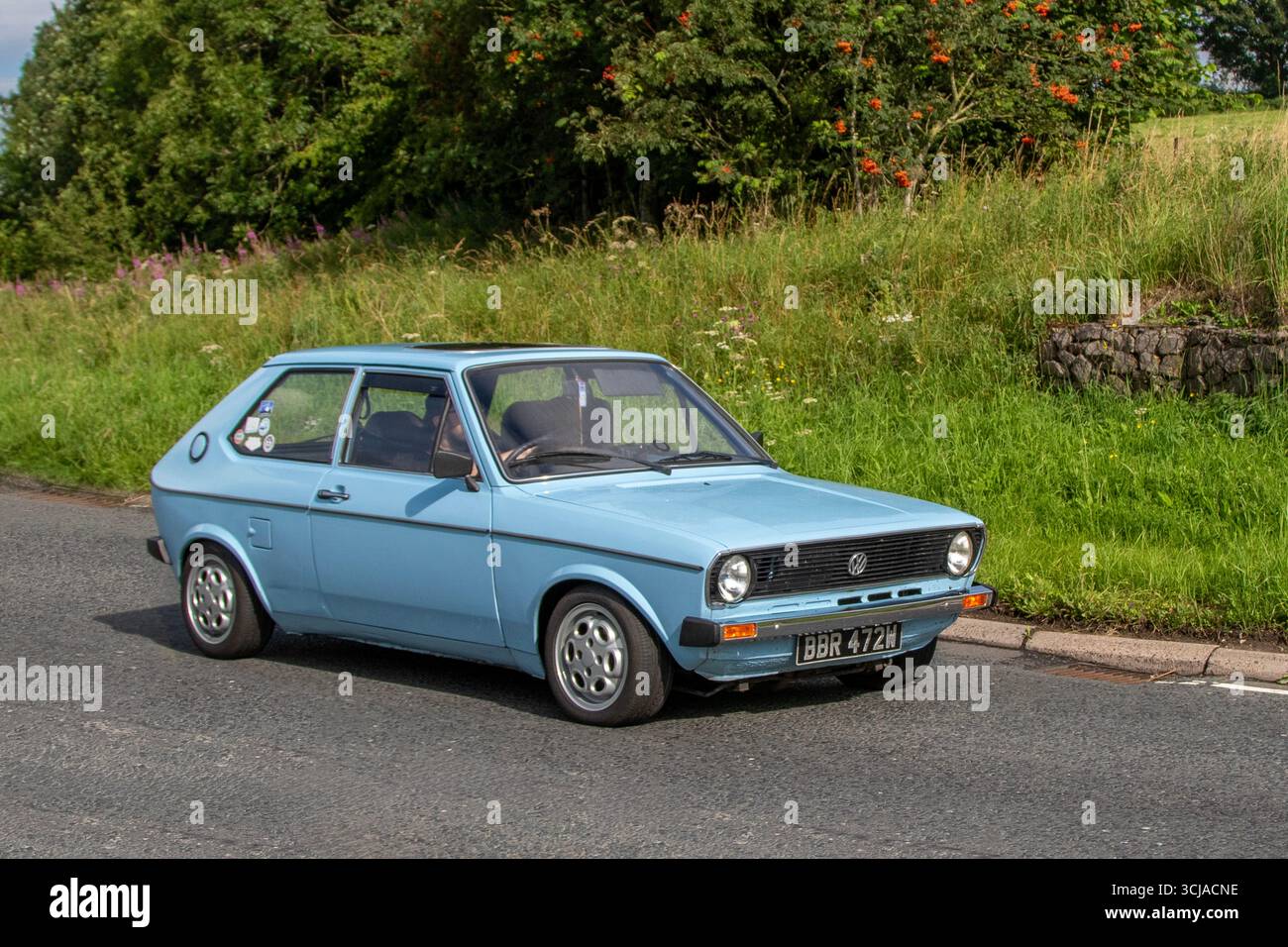 Années 1980 80 quatre-vingt Bleu VW Volkswagen Polo l car essence 895 cc ; au Wheels Up North Weekender vintage classique et performance, les collectionneurs et les passionnés du salon de l'automobile. Kendal, Royaume-Uni Banque D'Images