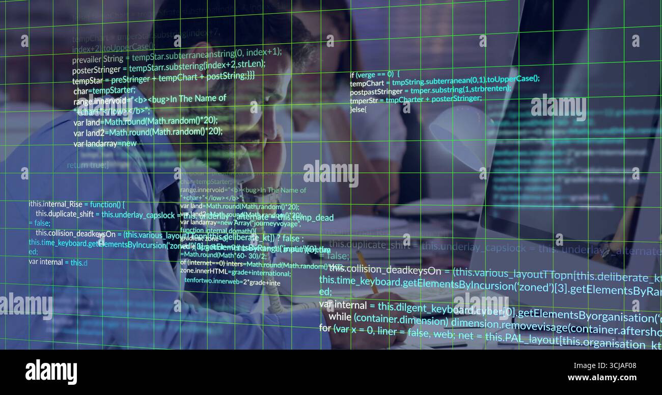 Les développeurs de logiciels examinent le code sur le moniteur au bureau, avec clavier, souris et ordinateur portable Banque D'Images