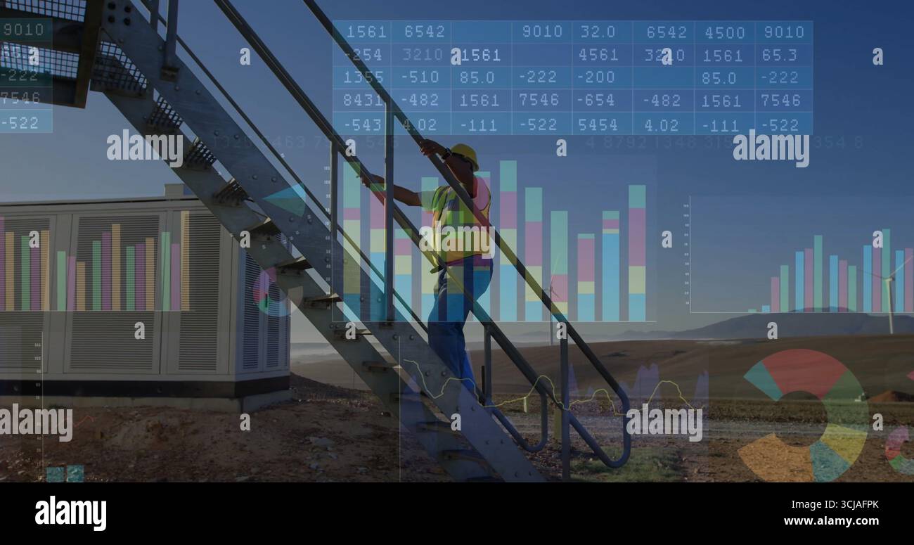 Technicien grimpant en casque et gilet sur les escaliers de conteneurs sur le site distant, montrant des superpositions de données Banque D'Images