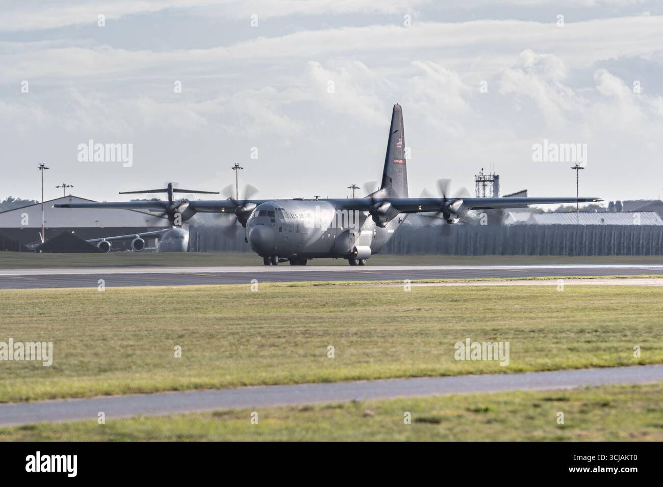 03-8154 - USAF Lockheed C-130 Hercules circulant sur la piste 10 pour partir à la RAF Mildenhall, Suffolk Banque D'Images