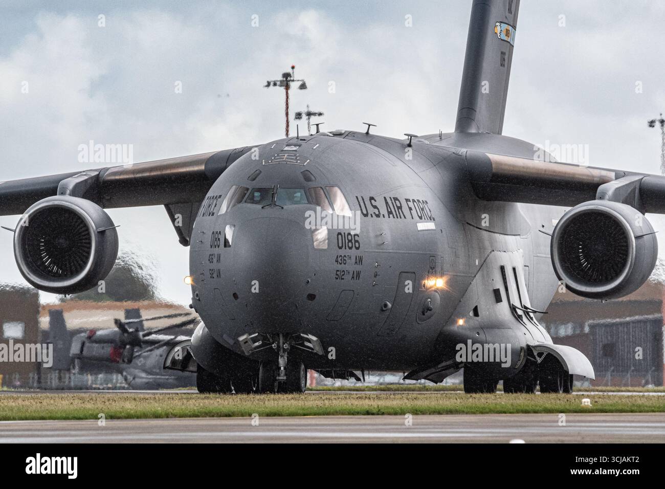 01-0186 - taxis Boeing C-17A Globemaster III de l'USAF à la piste 10 sous la pluie battante à RAF Mildenhall, Suffolk, Royaume-Uni Banque D'Images