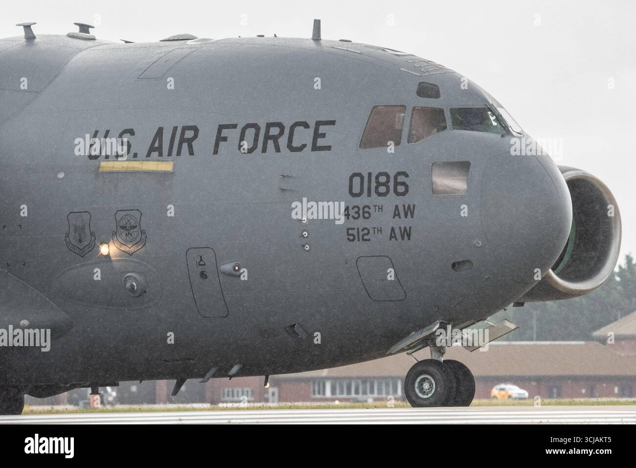 01-0186 - taxis Boeing C-17A Globemaster III de l'USAF à la piste 10 sous la pluie battante à RAF Mildenhall, Suffolk, Royaume-Uni Banque D'Images