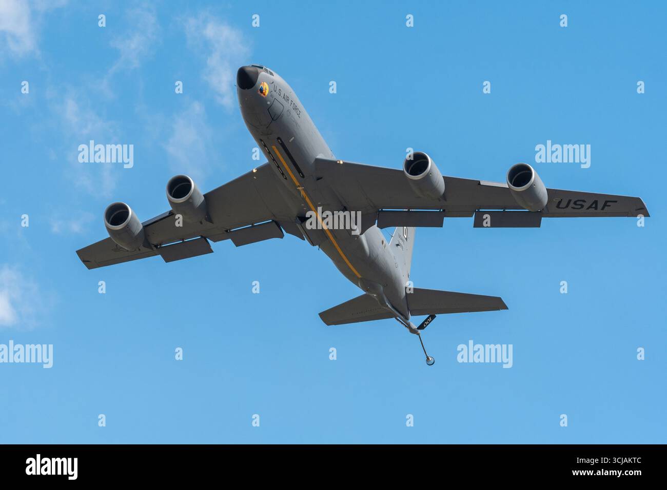 63-8878 - le Boeing KC-135 Stratotanker de l'USAF décolle de la RAF Mildenhall, dans le Suffolk, au Royaume-Uni, avec sa drogue de ravitaillement déployée Banque D'Images