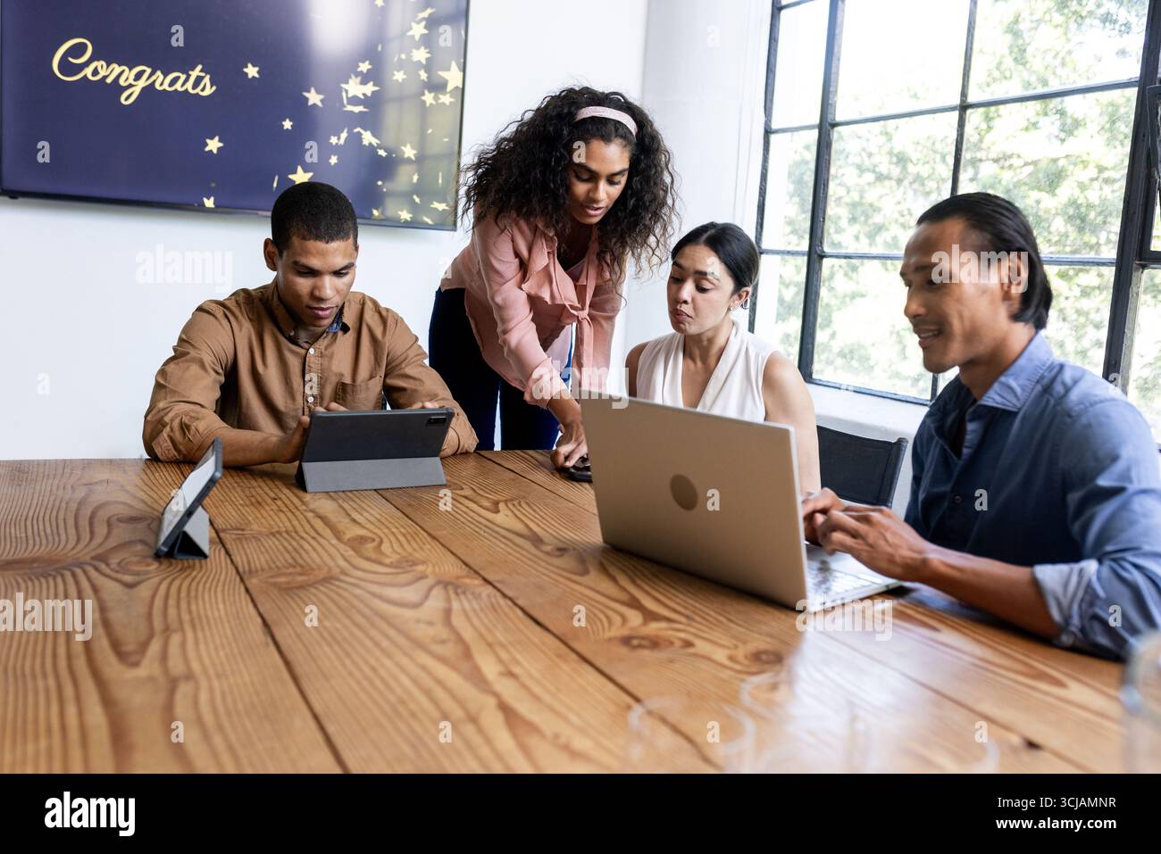 Équipe d'affaires diversifiée collaborant sur les appareils numériques dans les réunions de bureau modernes Banque D'Images