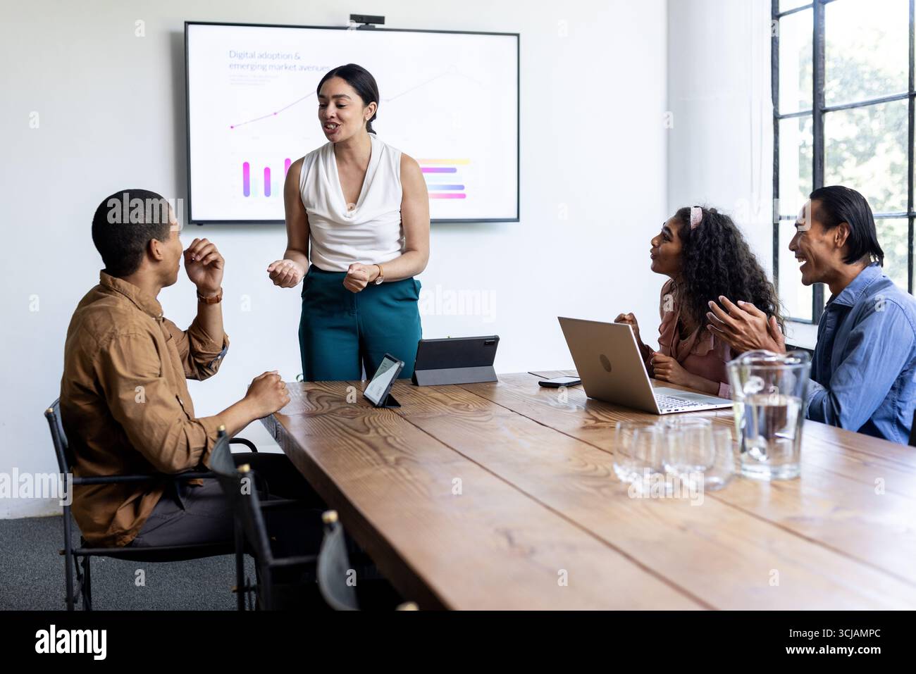 Discuter de la présentation, équipe d'affaires s'engager dans la conversation dans la salle de conférence moderne Banque D'Images