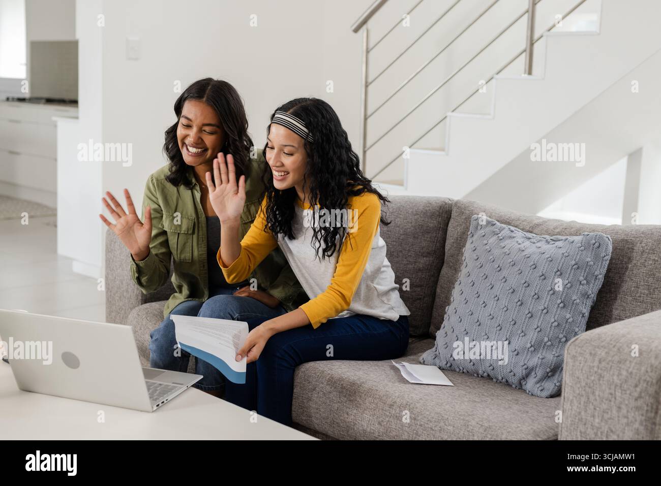 Chat vidéo sur ordinateur portable, mère afro-américaine et enfant souriant et agitant Banque D'Images