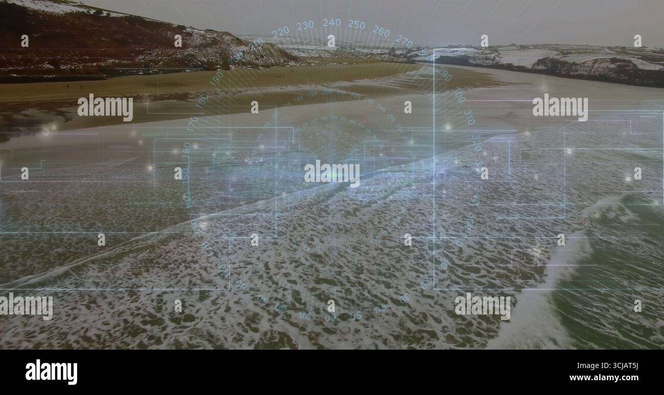 Superposition AR HUD scannant le rivage mousseux, falaises rocheuses à la crique côtière, avec des éléments HUD Banque D'Images