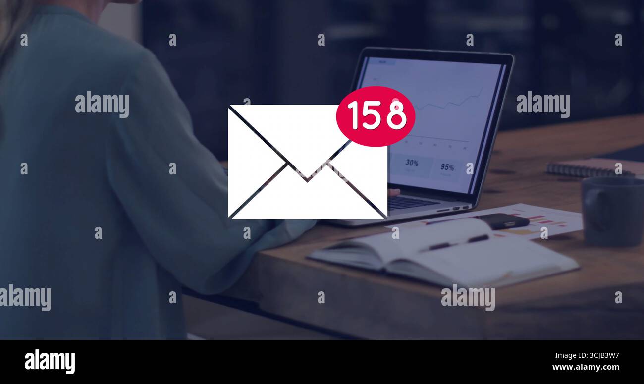 Affichage de l'icône d'enveloppe signalant 158 alertes non lues au bureau, avec des tableaux d'ordinateur portable tasse à café Banque D'Images