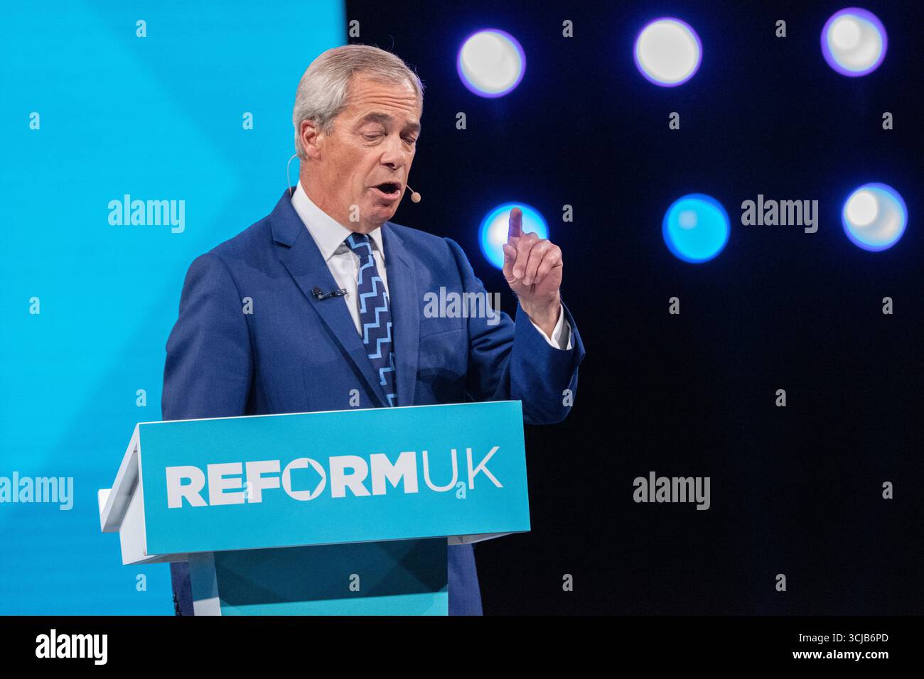 La conférence réformiste britannique Nigel Farage présente son discours à la direction en raison de la démission de la vice-première ministre Angela Rayner. Birmingham UK photo : garyrobertsphotographie Banque D'Images