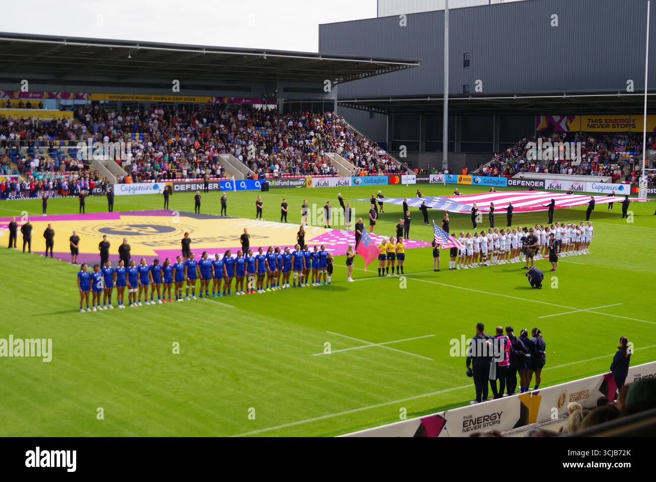 York, Angleterre, 6 septembre 2025. Les équipes des Samoa et des États-Unis s'alignent pour les hymnes nationaux de la Coupe du monde de rugby féminin au York Community Stadium, York Credit : Colin Edwards/Alamy Live News Banque D'Images
