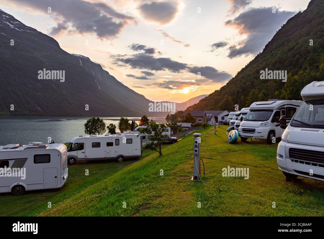 Voyage de vacances en famille RV, voyage de vacances en camping-car, Caravan car Vacation. Belle nature Norvège. Banque D'Images