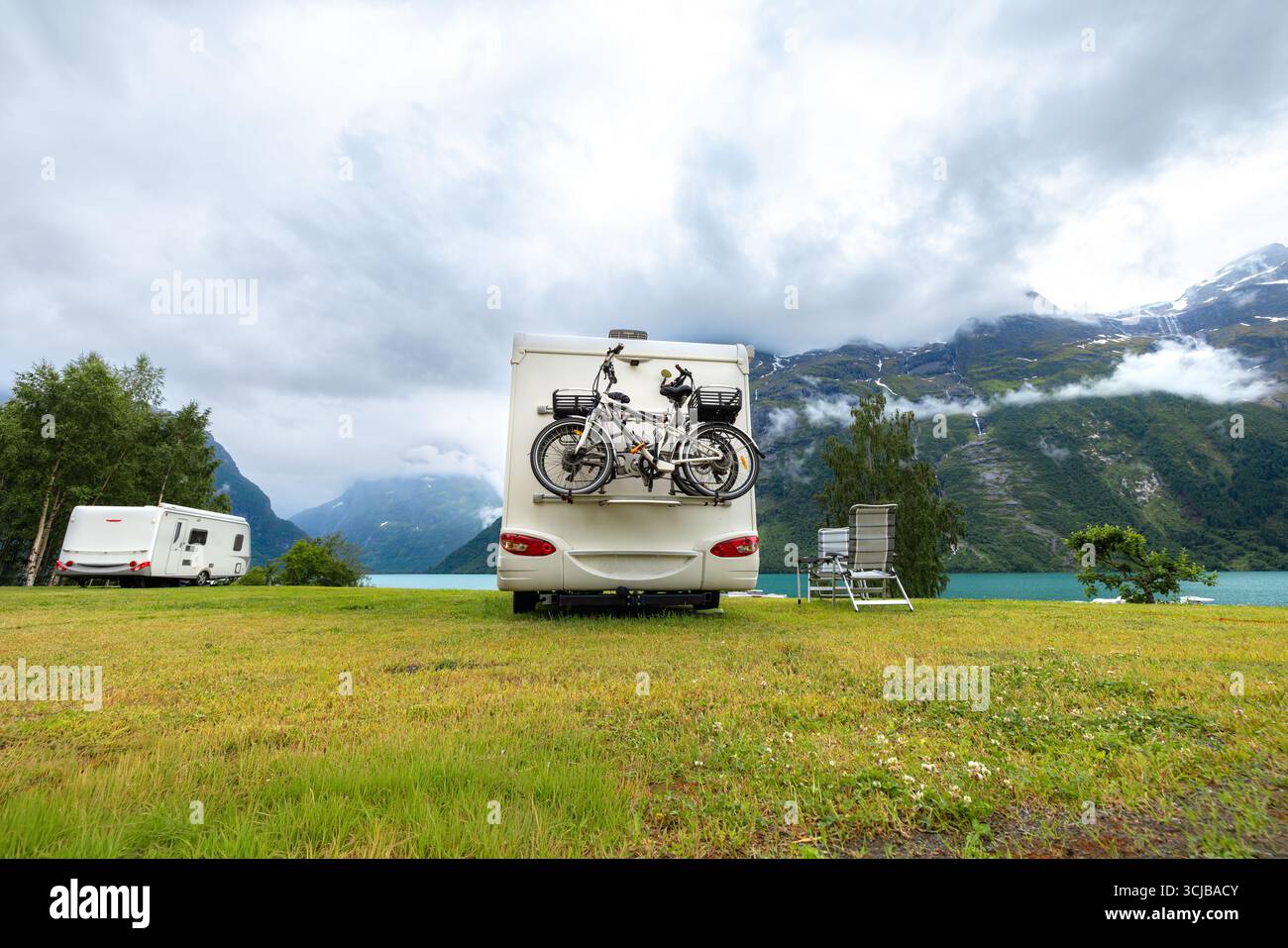 Voyage de vacances en famille RV, voyage de vacances en camping-car, Caravan car Vacation. Belle nature Norvège. Banque D'Images