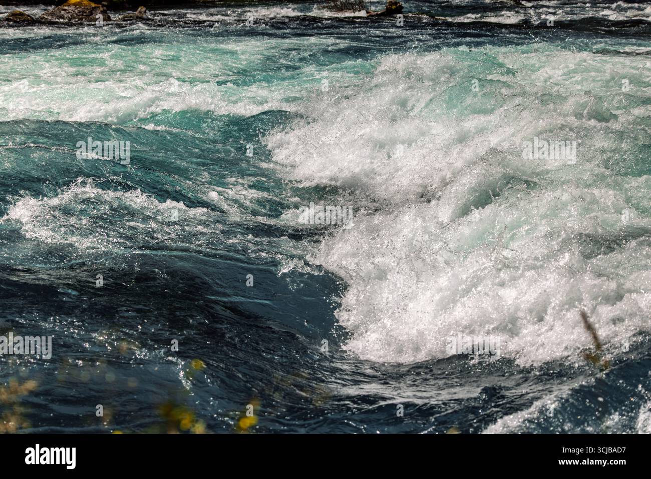 Le seuil de la rivière de montagne. L'eau est agitée et les vagues sont hautes, créant un sentiment de puissance et d'énergie. La scène est dynamique et excitante Banque D'Images
