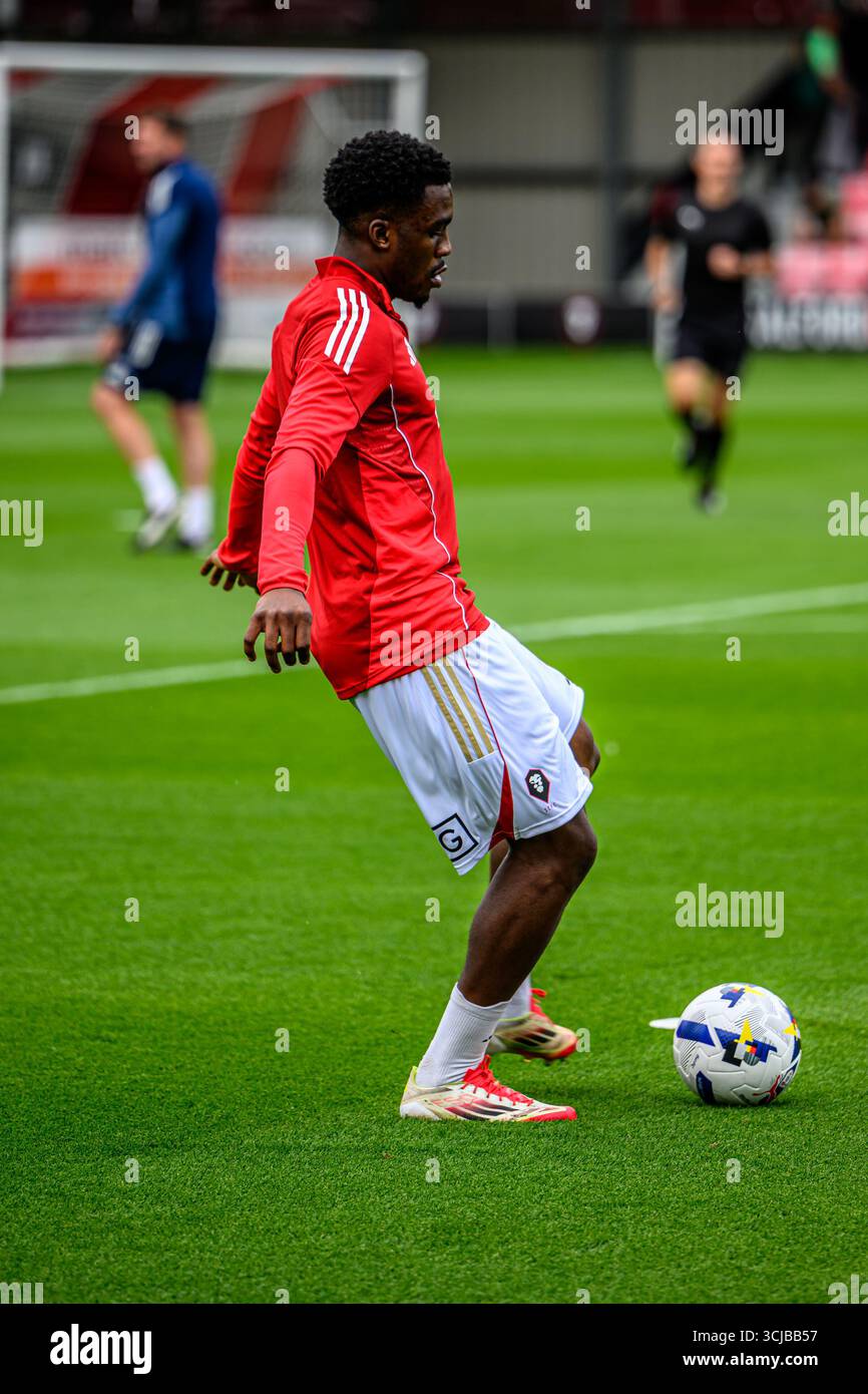 Kevin Berkoe du Salford City FC en échauffement lors du match de Sky Bet League 2 entre Salford City et Tranmere Rovers au Peninsula Stadium, Salford, samedi 6 septembre 2025. (Photo : Ian Charles | mi News) crédit : MI News & Sport /Alamy Live News Banque D'Images