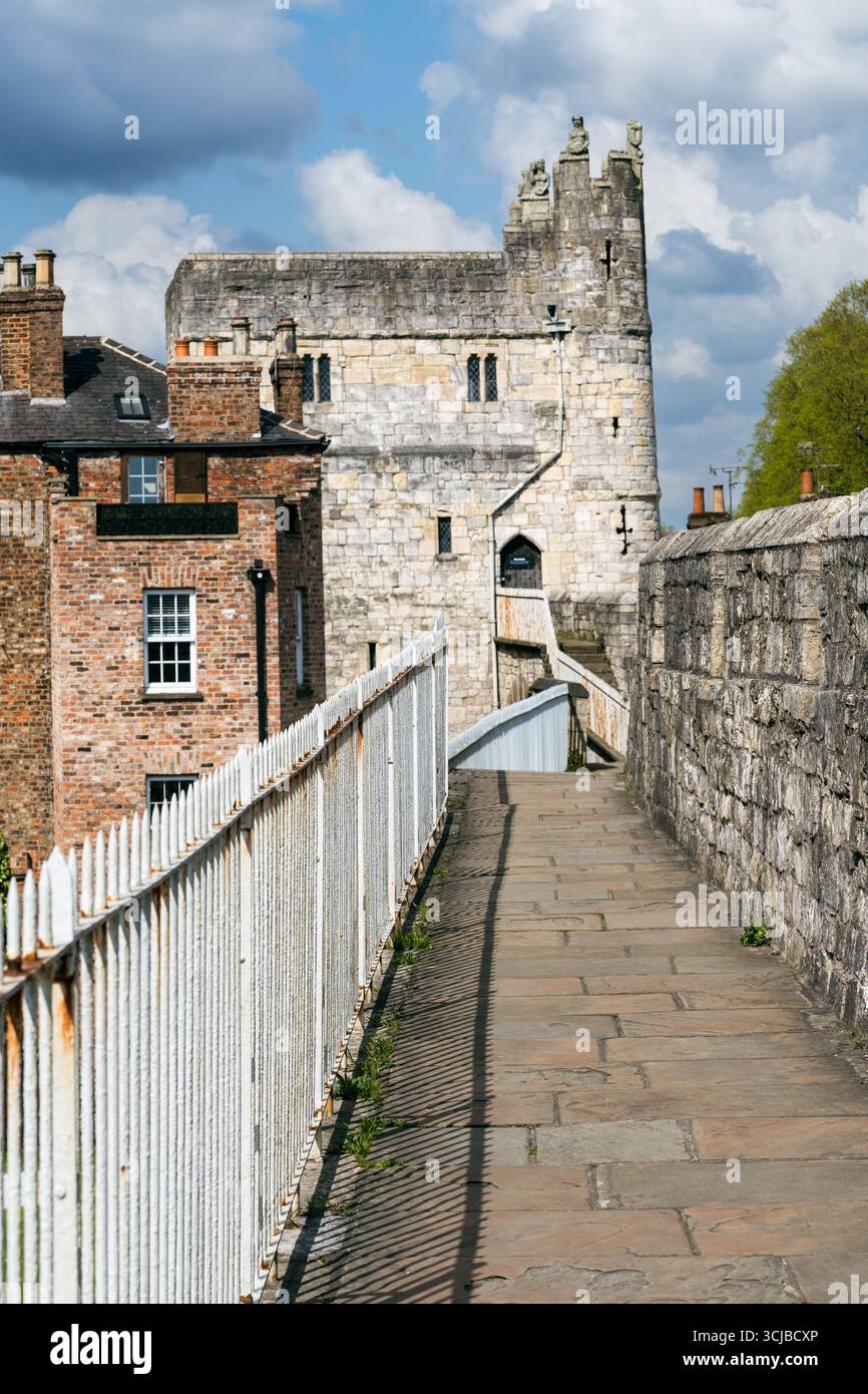 Vue depuis les remparts historiques de York City en Angleterre, montrant les fortifications médiévales sous un ciel bleu avec des nuages dispersés, capturés du haut o Banque D'Images