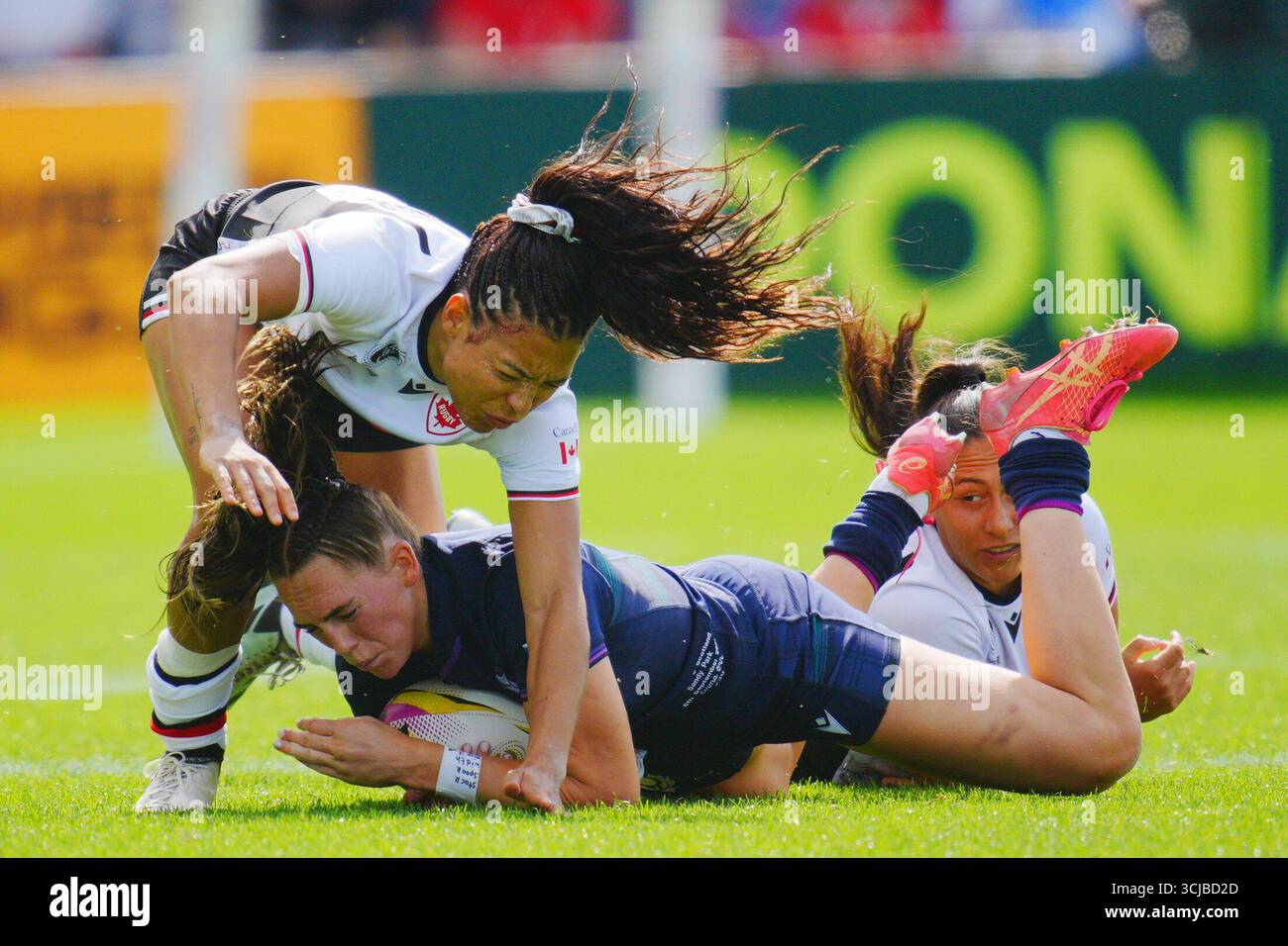 L'écossaise Emma Orr (au centre) est attaquée lors du match de la Coupe du monde de rugby féminin 2025 en poule B à Sandy Park, Exeter. Date de la photo : samedi 6 septembre 2025. Banque D'Images L'écossaise Emma Orr (au centre) est attaquée lors du match de la Coupe du monde de rugby féminin 2025 en poule B à Sandy Park, Exeter. Date de la photo : samedi 6 septembre 2025. Banque D'Images