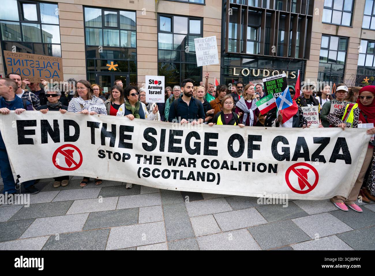 Édimbourg, Écosse, Royaume-Uni. 6 septembre 2025. Les manifestants pro-Palestine se rassemblent dans les bureaux du gouvernement de SM à la Maison de la Reine Elizabeth pour protester contre le gouvernement britannique interdisant Palestine action en tant que groupe terroriste. Une veillée silencieuse a été organisée avec des manifestants écrivant des pancartes manuscrites exprimant leur soutien au groupe. Iain Masterton/Alamy Live News. Banque D'Images