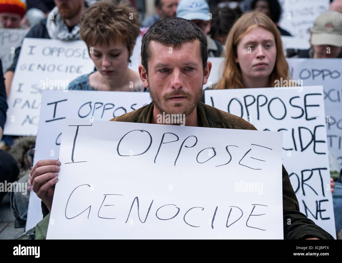 Édimbourg, Écosse, Royaume-Uni. 6 septembre 2025. Les manifestants pro-Palestine se rassemblent dans les bureaux du gouvernement de SM à la Maison de la Reine Elizabeth pour protester contre le gouvernement britannique interdisant Palestine action en tant que groupe terroriste. Une veillée silencieuse a été organisée avec des manifestants écrivant des pancartes manuscrites exprimant leur soutien au groupe. Iain Masterton/Alamy Live News. Banque D'Images