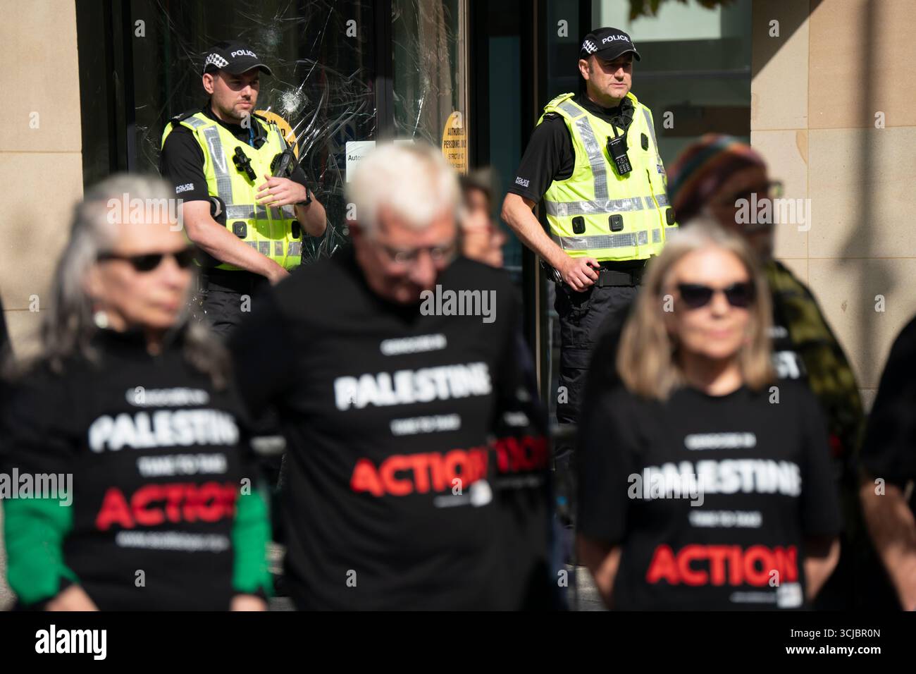 Édimbourg, Écosse, Royaume-Uni. 6 septembre 2025. Les manifestants pro-Palestine se rassemblent dans les bureaux du gouvernement de SM à la Maison de la Reine Elizabeth pour protester contre le gouvernement britannique interdisant Palestine action en tant que groupe terroriste. Une veillée silencieuse a été organisée avec des manifestants écrivant des pancartes manuscrites exprimant leur soutien au groupe. Iain Masterton/Alamy Live News. Banque D'Images