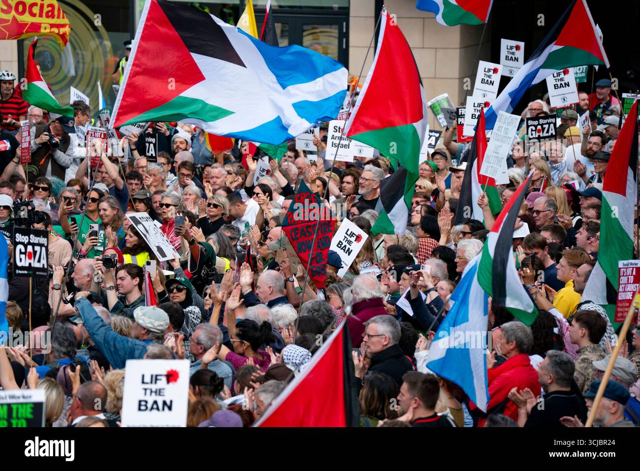 Édimbourg, Écosse, Royaume-Uni. 6 septembre 2025. Les manifestants pro-Palestine se rassemblent dans les bureaux du gouvernement de SM à la Maison de la Reine Elizabeth pour protester contre le gouvernement britannique interdisant Palestine action en tant que groupe terroriste. Une veillée silencieuse a été organisée avec des manifestants écrivant des pancartes manuscrites exprimant leur soutien au groupe. Iain Masterton/Alamy Live News. Banque D'Images