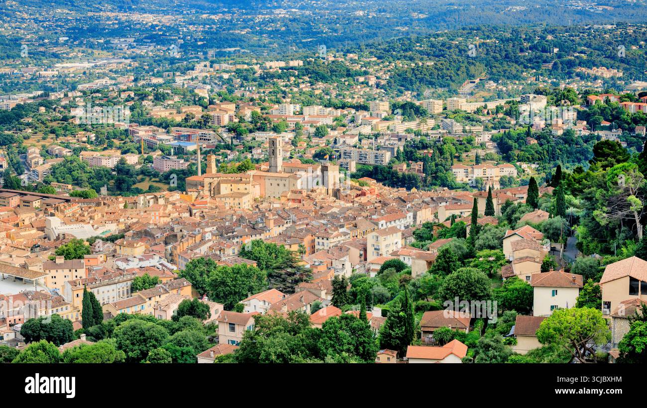 Vue sur la ville Panorama de Grasse avec vue sur la vieille ville et la campagne environnante avec maisons appartements - capitale mondiale du parfum et attracti populaire Banque D'Images