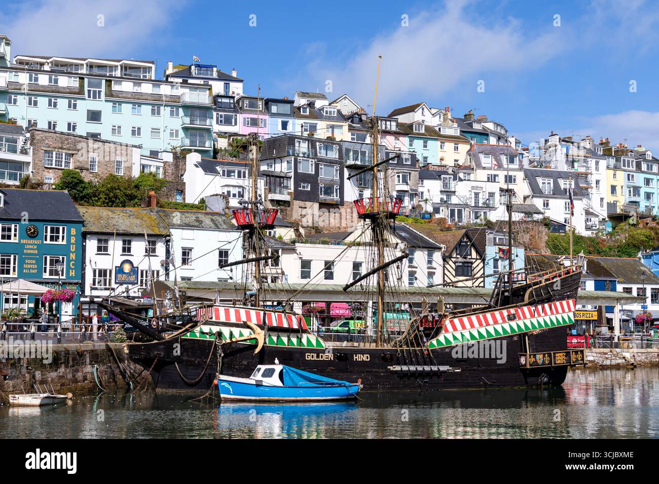 Réplique Golden Hinde amarré dans le port de Brixham 27/08/2025 Banque D'Images
