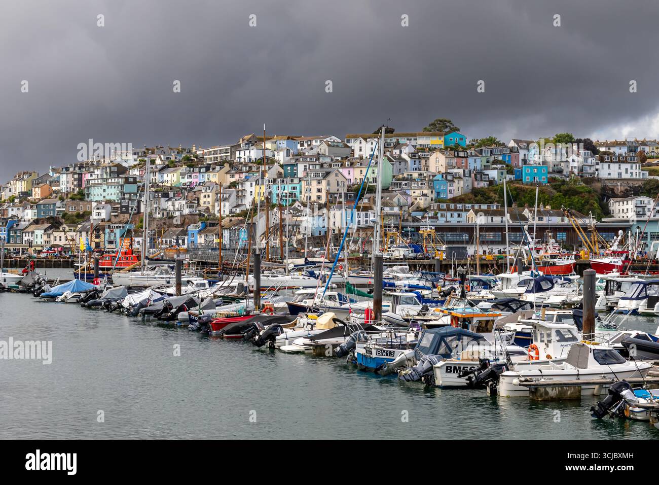 Bateaux amarrés dans le port de Brixham 27/08/2025 Banque D'Images