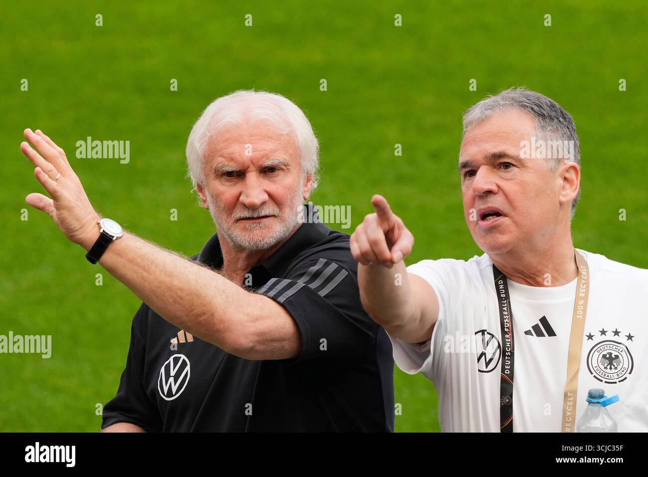 German football federation (DFB) sporting director Rudi Voeller, left, is pictured with managing director Andreas Rettig, right, during a training session at the stadium in Cologne, Germany, Saturday, Sept. 6, 2025, ahead of the World Cup Group A qualifying soccer match between Germany and Northern Ireland. (AP Photo/Martin Meissner) Banque D'Images
