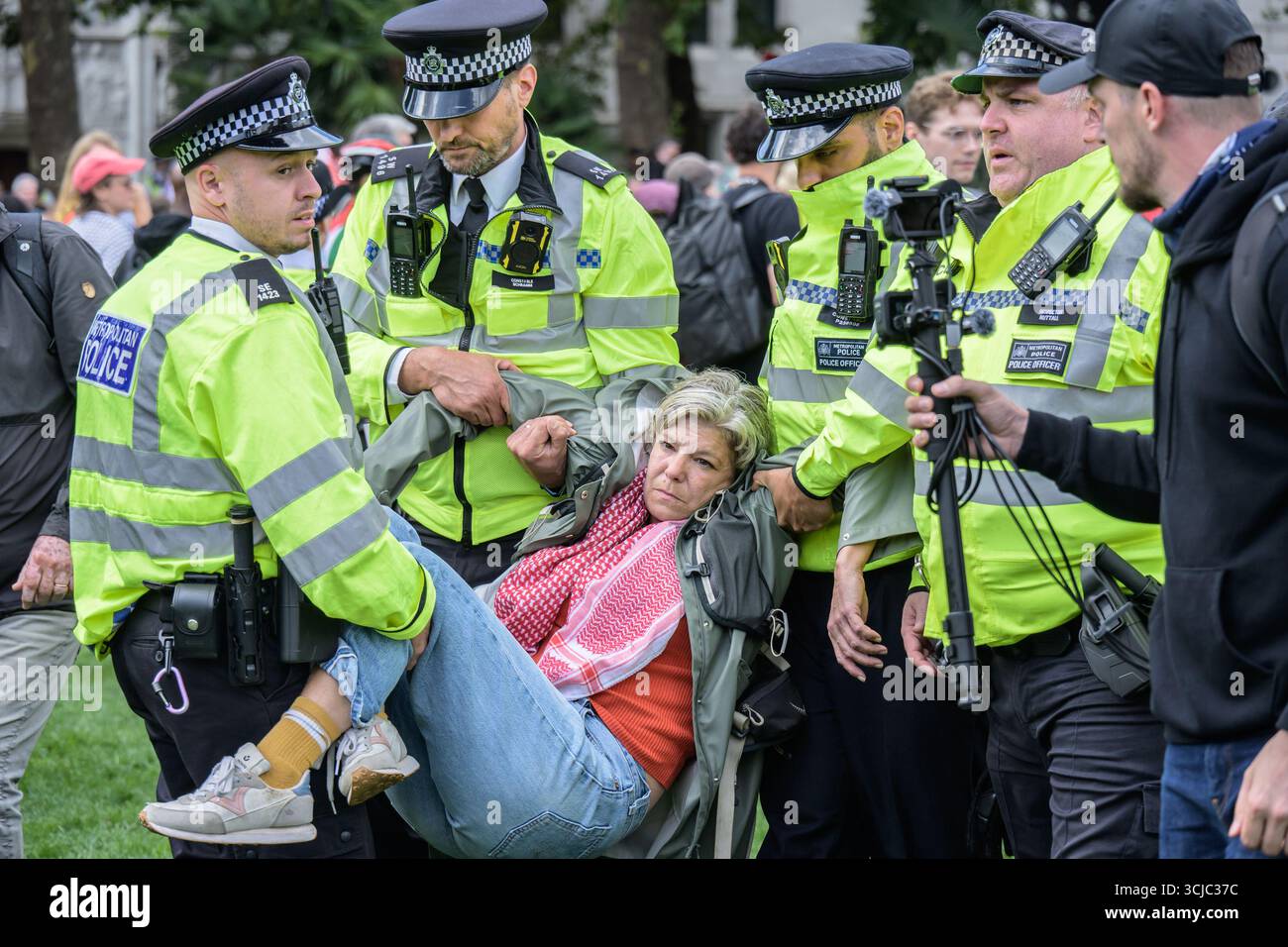 Londres, Royaume-Uni. 6 septembre 2025. La police arrête et emmène des manifestants qui prennent part à un rassemblement pro-palestinien, pour avoir manifesté leur soutien au groupe interdit Palestine action, sur la place du Parlement, Westminster. Banque D'Images