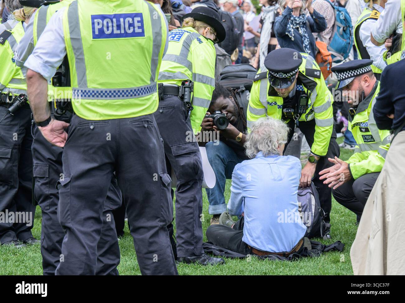 Londres, Royaume-Uni. 6 septembre 2025. La police arrête et emmène des manifestants qui prennent part à un rassemblement pro-palestinien, pour avoir manifesté leur soutien au groupe interdit Palestine action, sur la place du Parlement, Westminster. Banque D'Images