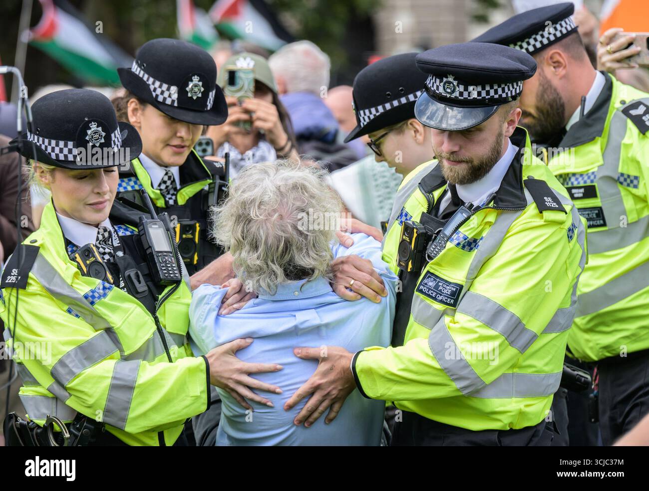 Londres, Royaume-Uni. 6 septembre 2025. La police arrête et emmène des manifestants qui prennent part à un rassemblement pro-palestinien, pour avoir manifesté leur soutien au groupe interdit Palestine action, sur la place du Parlement, Westminster. Banque D'Images