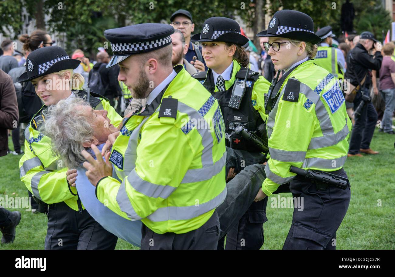 Londres, Royaume-Uni. 6 septembre 2025. La police arrête et emmène des manifestants qui prennent part à un rassemblement pro-palestinien, pour avoir manifesté leur soutien au groupe interdit Palestine action, sur la place du Parlement, Westminster. Banque D'Images
