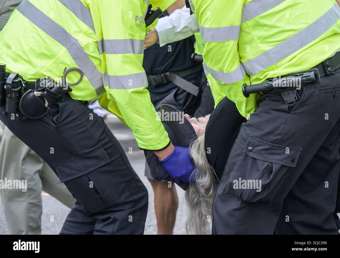 Londres, Royaume-Uni. 6 septembre 2025. La police arrête et emmène des manifestants qui prennent part à un rassemblement pro-palestinien, pour avoir manifesté leur soutien au groupe interdit Palestine action, sur la place du Parlement, Westminster. Banque D'Images