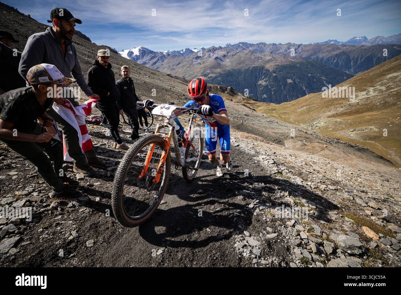 Le motard tchèque Ondrej Cink sur le parcours des Championnats du monde UCI Mountain Bike Marathon en Valais, Suisse. (CTK photo/Michal Cerveny) Banque D'Images Le motard tchèque Ondrej Cink sur le parcours des Championnats du monde UCI Mountain Bike Marathon en Valais, Suisse. (CTK photo/Michal Cerveny) Banque D'Images