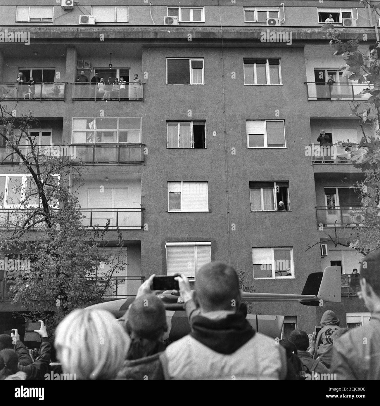 Défilé militaire à Novi Sad, en Serbie, photographié avec un appareil photo Hasselblad à l'aide d'un film noir et blanc endommagé et expiré depuis 30 ans. Banque D'Images